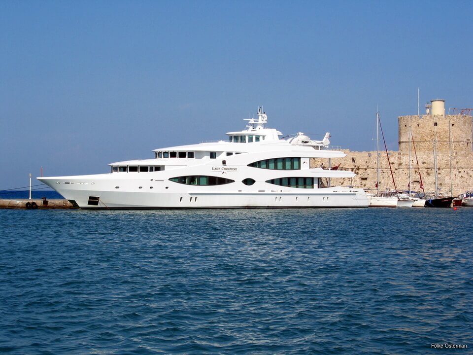 queen mavia yacht
